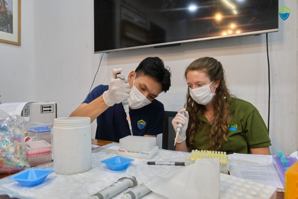 Dr. Yohe with students in Vietnam